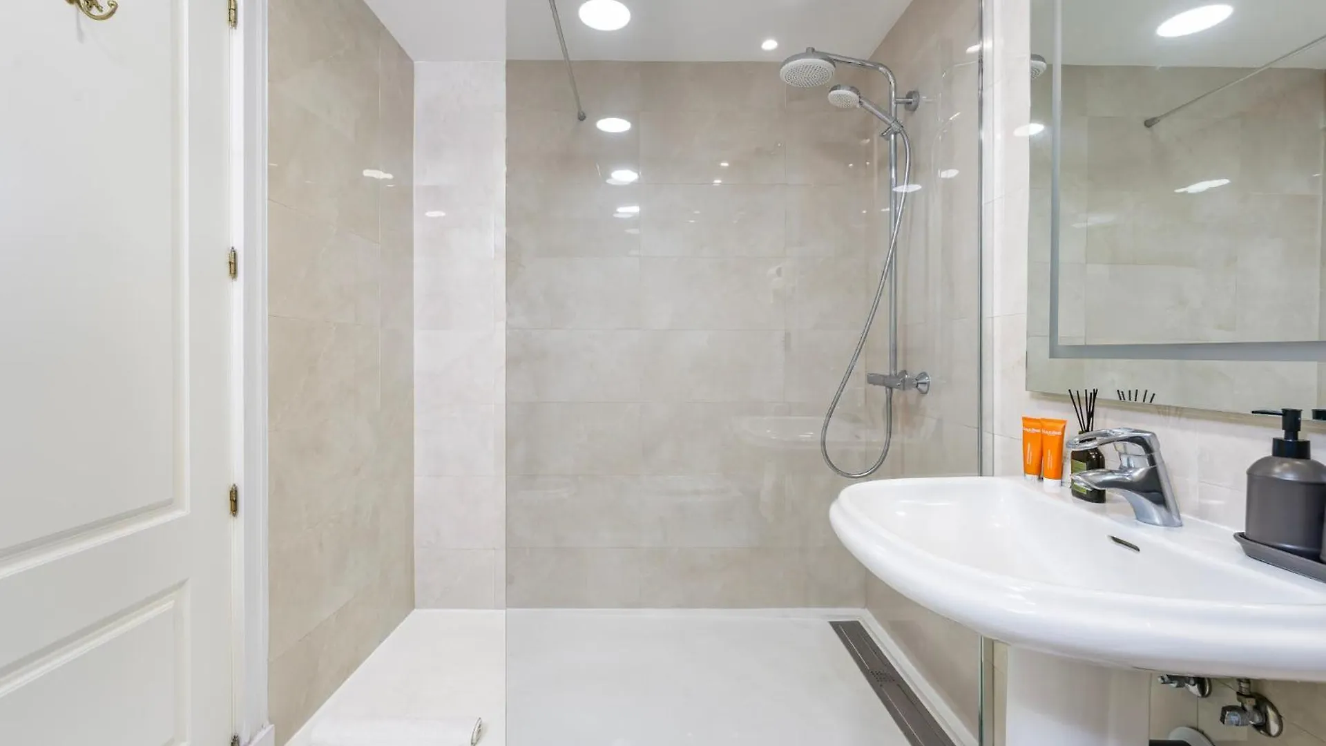 Stunning Renovated 2-Bedroom In Golden Mile Marbella 0*,  Spain